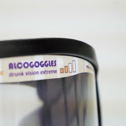 Alkogogle Elverre 1.5 Promila sono occhiali innovativi che simulano gli effetti di un forte stato di ebbrezza in un ambiente sic