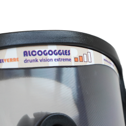 Alkogogle Elverre 1.5 Promila sono occhiali innovativi che simulano gli effetti di un forte stato di ebbrezza in un ambiente sic
